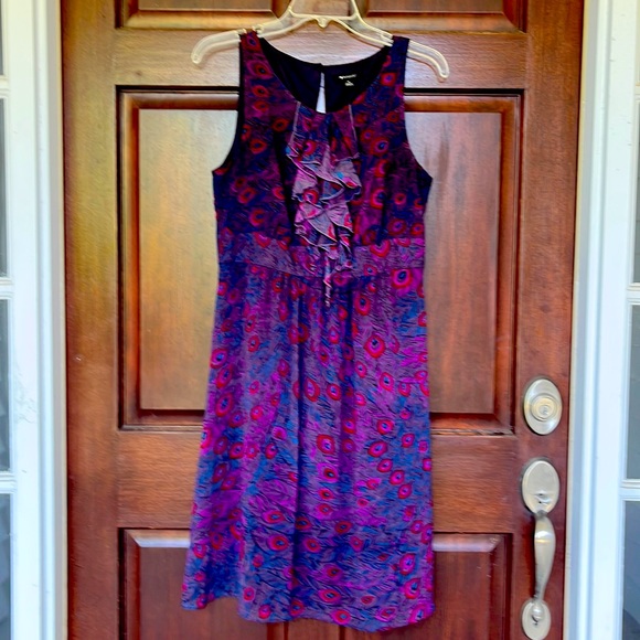 Sleeveless, unique print, ruffles in front and key hole in back, size M - Picture 1 of 5